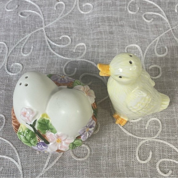 NEW vVintage 2001 Duckling with Flowers & Eggs porcelain Salt and Pepper set. - Picture 3 of 7